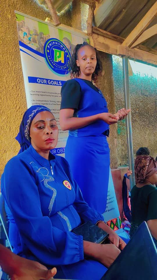 A PhiphyMak team member leading a session with single mothers